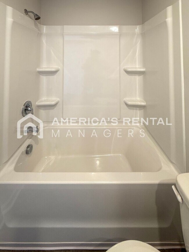 Building Photo - Escape to Lakeside Living in Lincoln! View with 48 Hours Notice!  DEPOSIT PENDING!!
