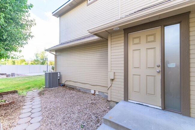 Building Photo - Private Oasis with Panoramic Mountain Views – 4 BR Plus Bonus Room / Office