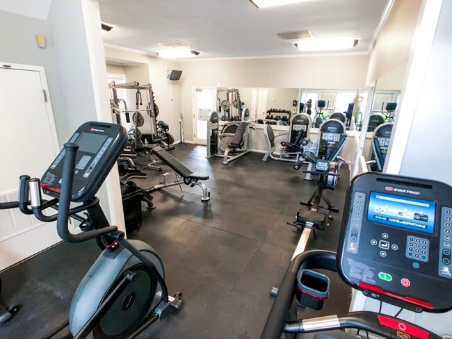 Building Photo - Beautiful Updated 2BR/2BA Condo Near Beltline