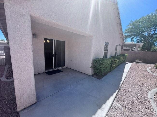 Building Photo - GREAT SINGLE STORY WITH 3 BEDS & 2 BATHS IN GATED COMMUNITY!