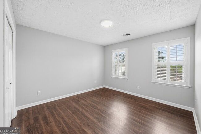 Building Photo - 4229 N Mountain Rd NE