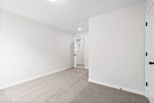 Building Photo - Dog Friendly Four Bedroom Near I24!