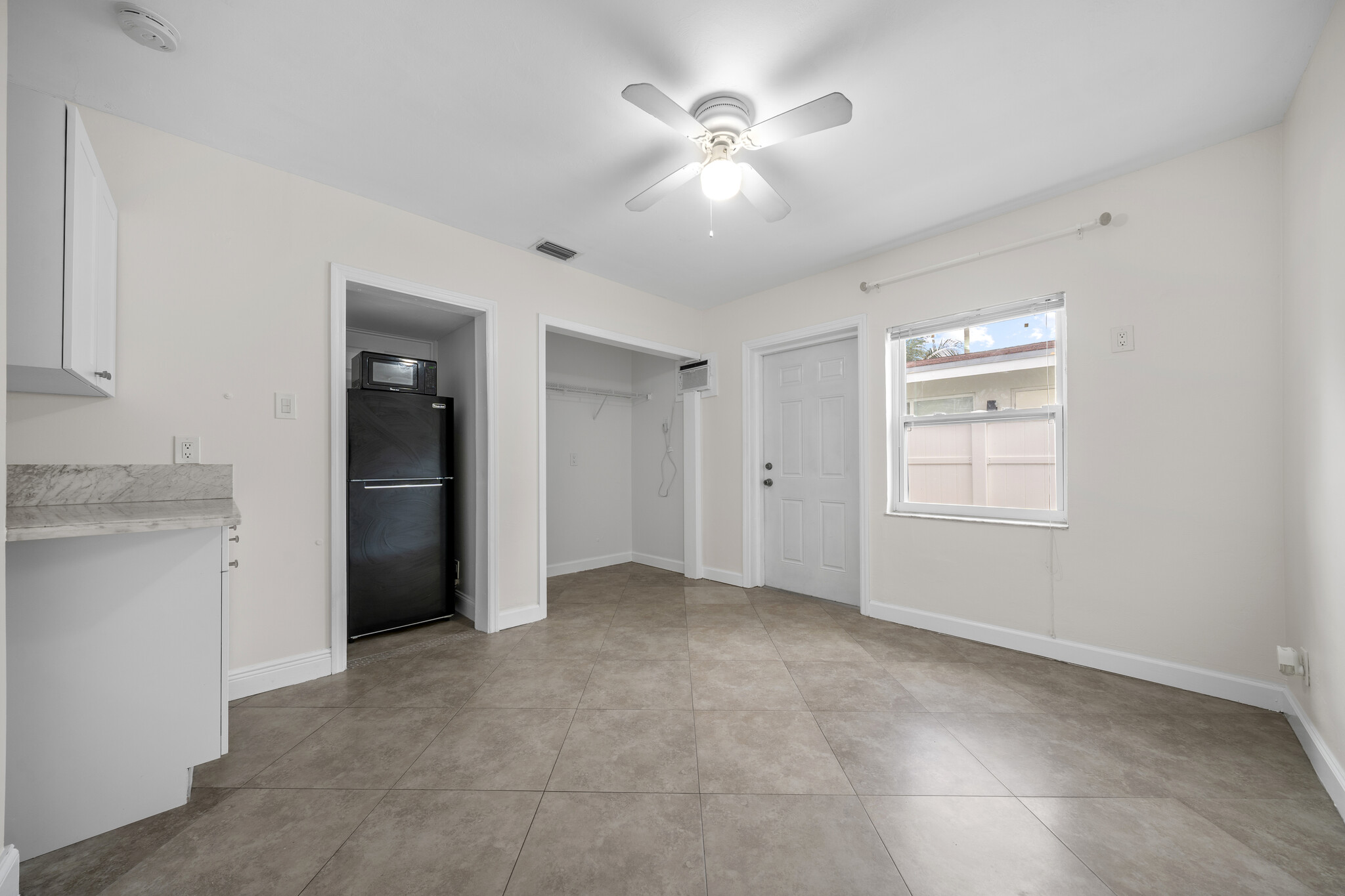 Building Photo - 1041 NE 9th Ave