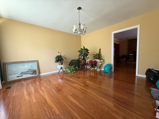 Building Photo - 5 bedroom home for rent