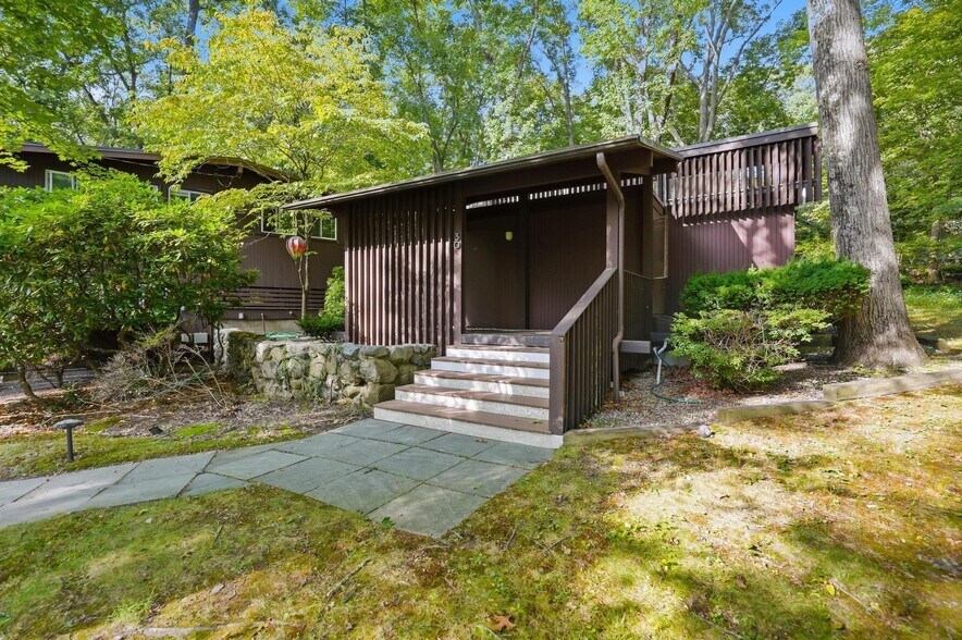 Building Photo - 30 Peacock Farm Rd