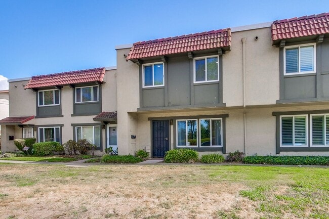 Building Photo - Beautiful 4 Bed 2.5 Bath Town Home in Fremont Northgate Area !