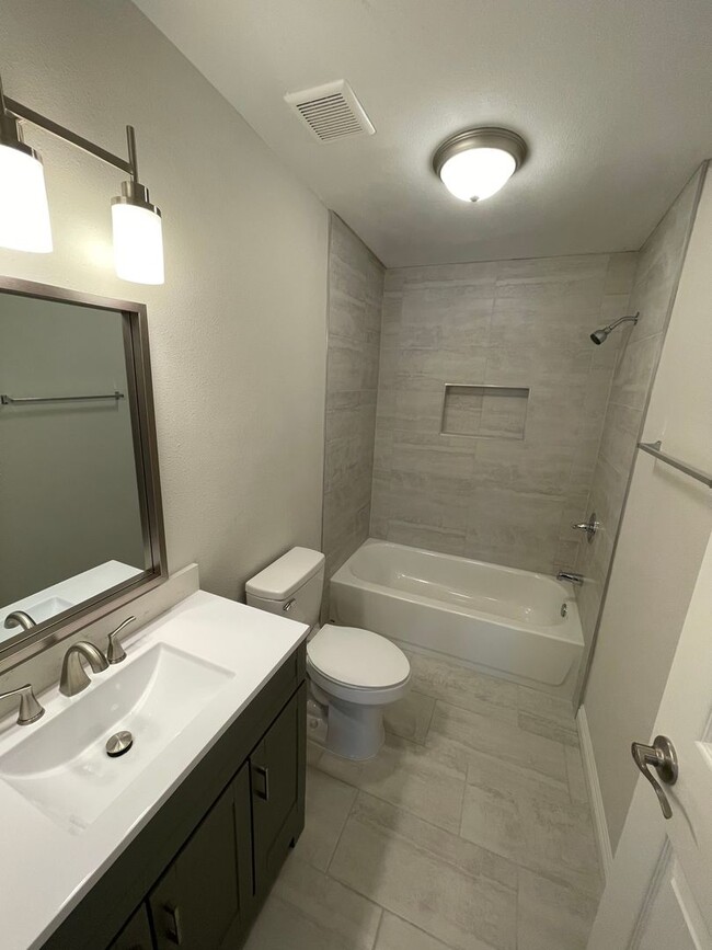 Building Photo - Recently remodeled condo close to downtown...