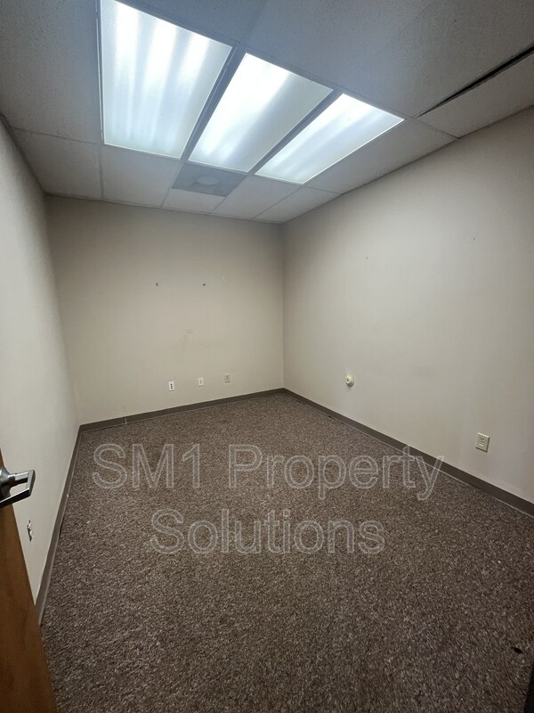 Building Photo - 2312 S Main St