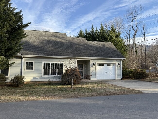 Building Photo - Townhouse walking distance to Black Mountain available now!