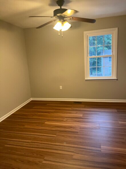 Building Photo - 801 Creekside Dr