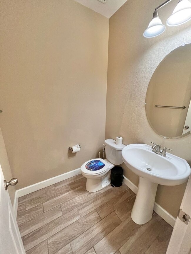 Building Photo - Beautiful 5 bed 3 1/2 bath with SOLAR! Great location!