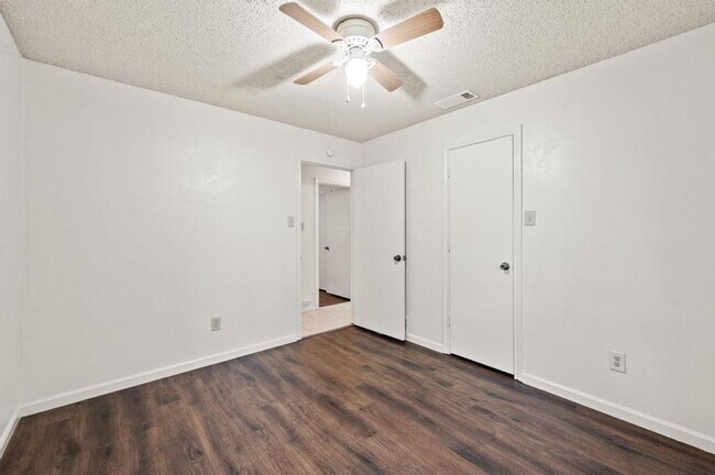 Building Photo - 504 Warbler Dr