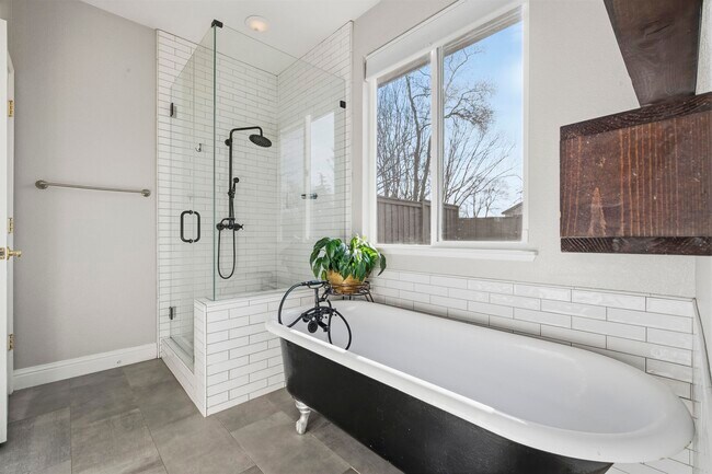 Building Photo - 601 Tamarindo Way