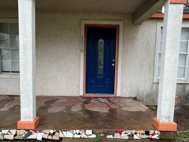 Building Photo - 1210 NW Baldwin- AVAILABLE NOW!