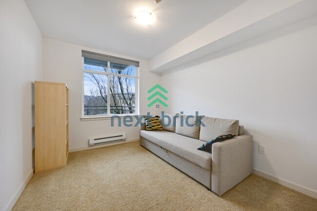 Building Photo - Beautiful 2BR + Den Condo with Garage Parking in Vibrant Downtown Kirkland