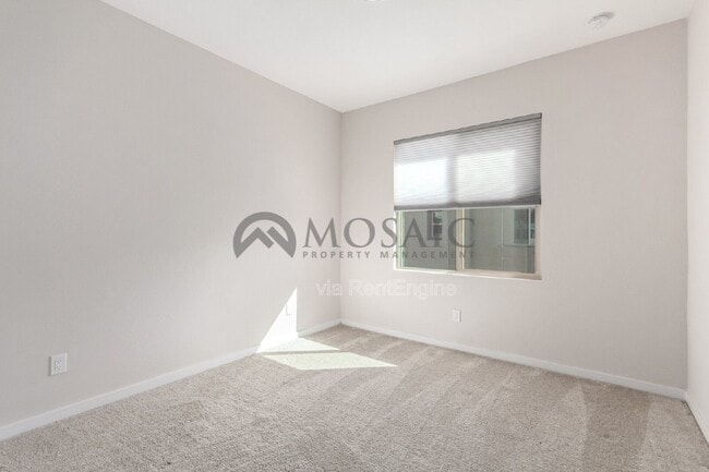 Building Photo - 680 E Ginko Ave