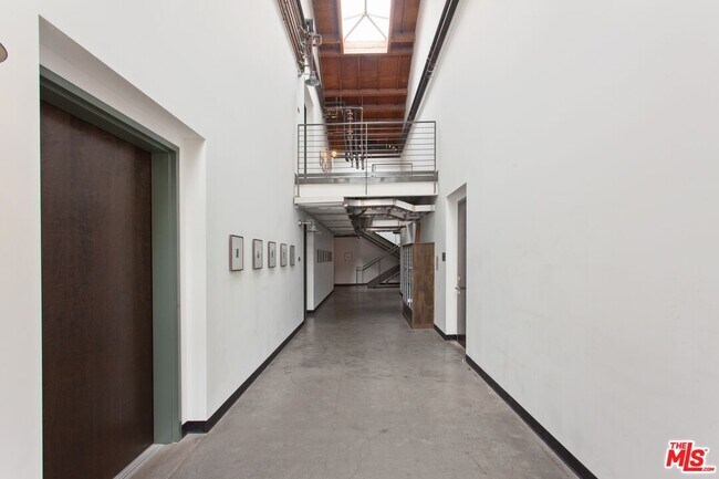Building Photo - 1046 Princeton Dr