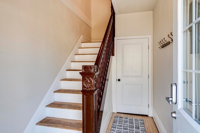 Building Photo - 7223 University Ave