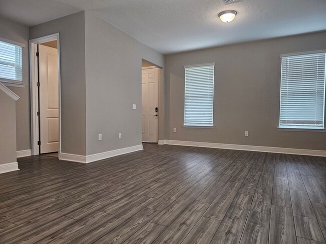 Building Photo - Beautiful and Spacious 3 bedroom 2 bath Townhome With a Split Floor Plan in Winter Garden!