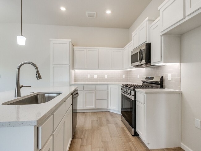 Building Photo - 1013 SE 16th Terrace