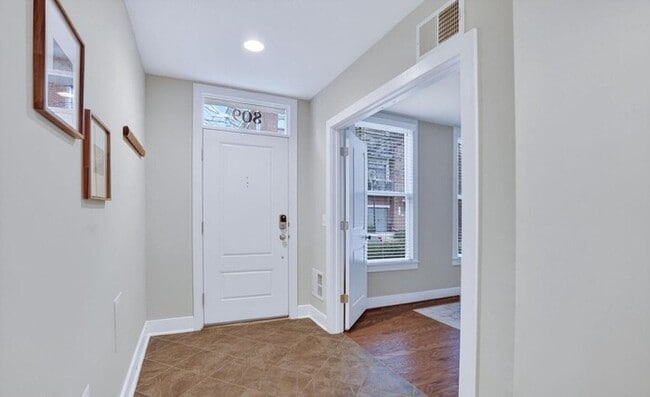 Building Photo - Modern 3BR Townhome with Rooftop Terrace & Garage in Old Town Commons