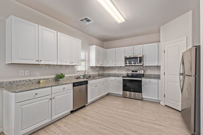 Building Photo - 45174 W Sandhill Rd