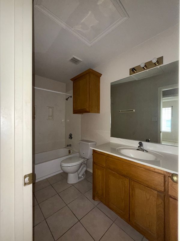 Building Photo - 2302 W Candlelight Ln