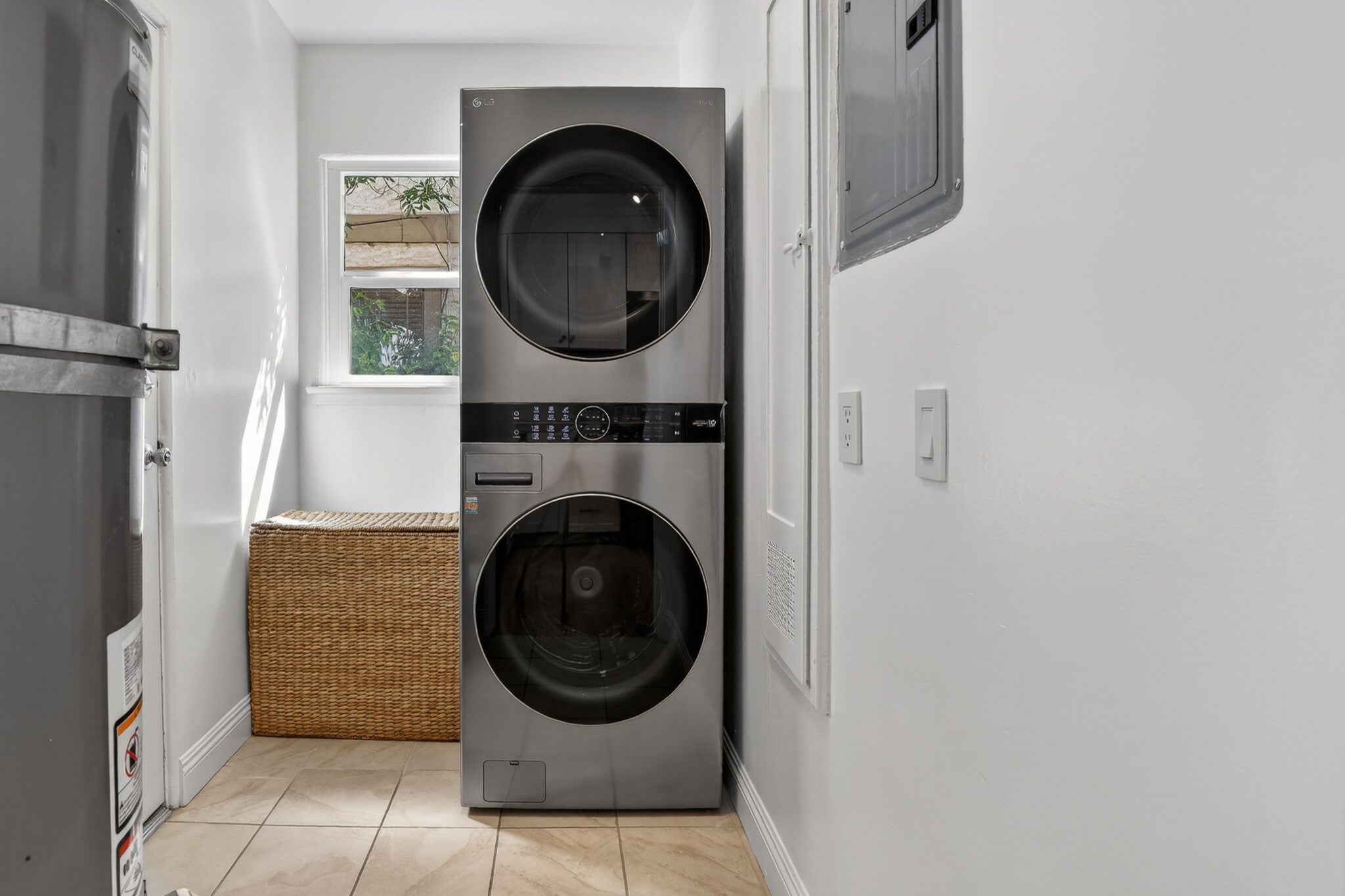 Washer / dryer - 904 Victoria Ave