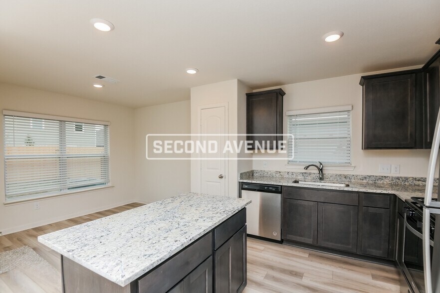 Building Photo - 1325 Woodwinds Dr
