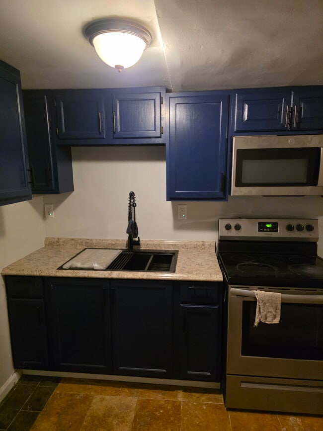 Building Photo - 1 1/2 Oliver Ave