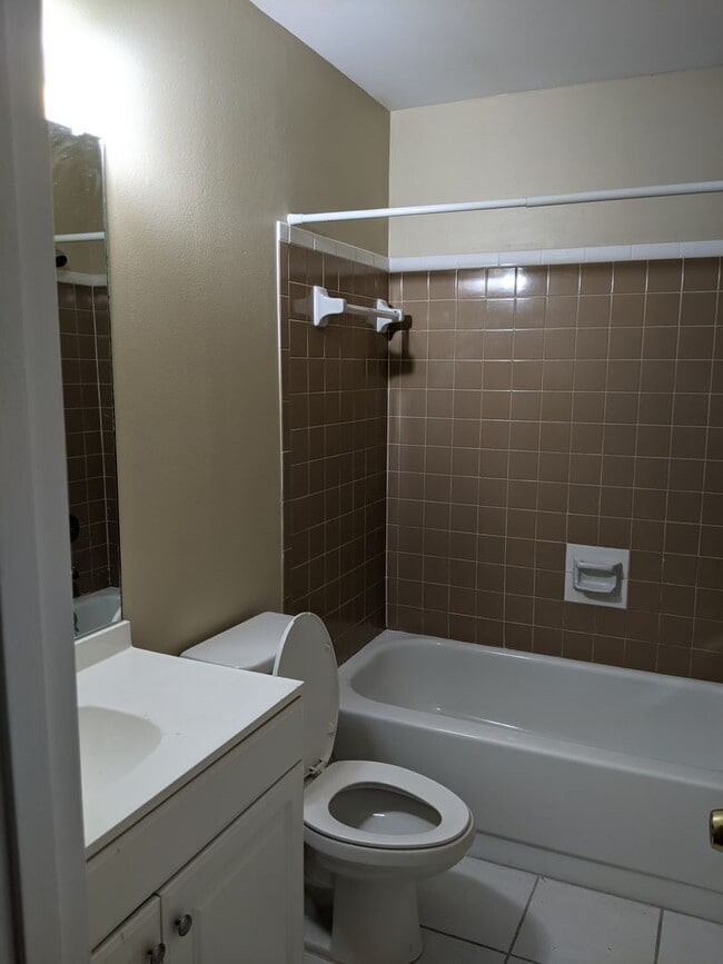 Building Photo - Oakwood Villas - Two Bedroom Two Bath Town...