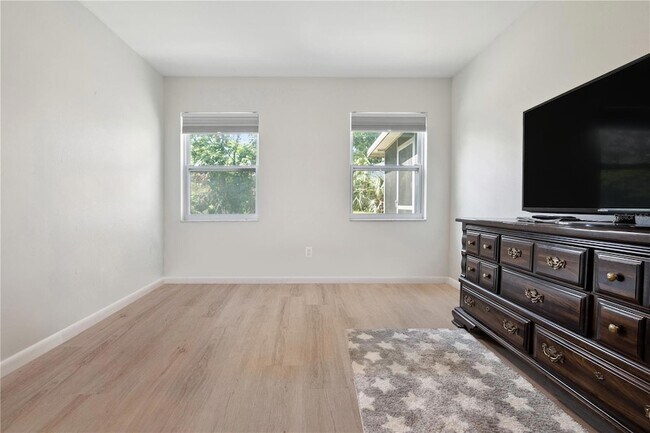 Building Photo - 1809 E Knollwood St