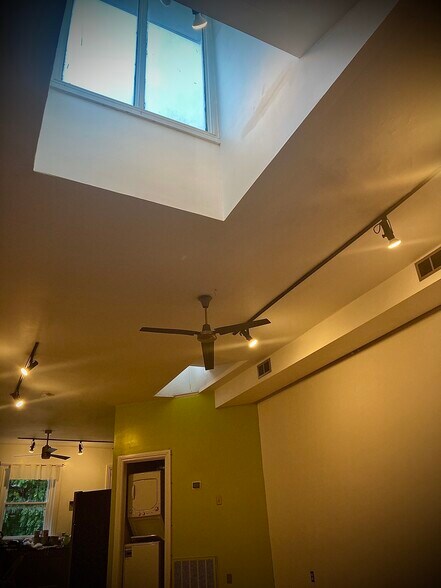 Building Photo - 1717 E Main St