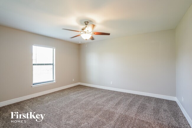 Building Photo - 712 NE Van Loon Ln
