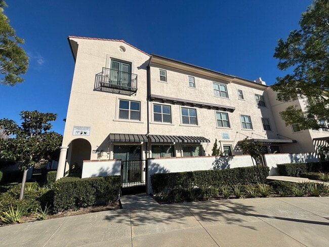 Building Photo - Unique 4-Bedroom, 3-story Live/Work Townhouse in the lushly landscaped Villa Metro Community!