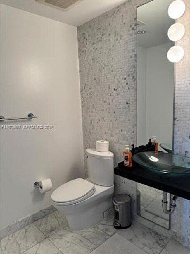 Building Photo - 200 Biscayne Blvd Way