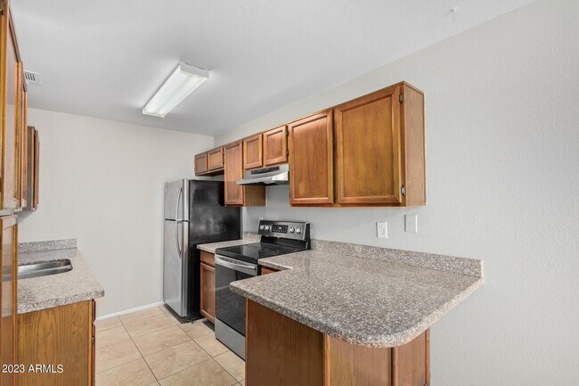 Building Photo - 653 W Guadalupe Rd