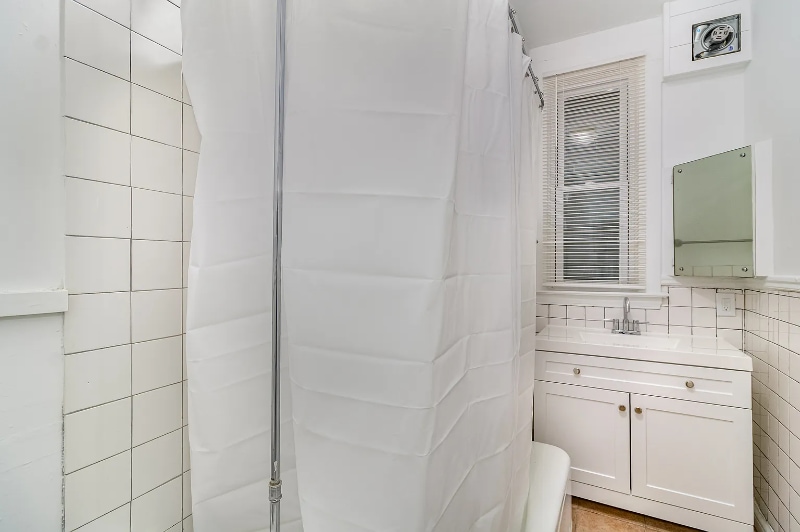 Building Photo - 822 W 35th St