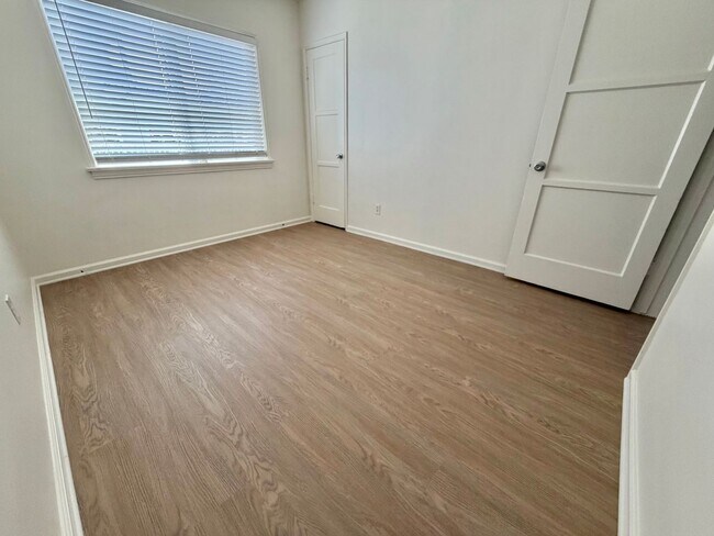 Building Photo - Large Private Yard, New Flooring & Free Laundry in Renovated 1BD