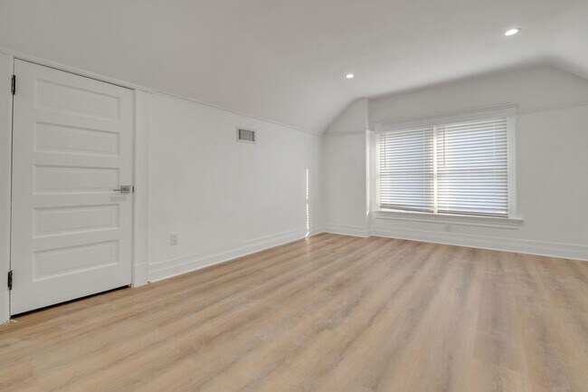 Building Photo - This spacious 1 bed, 1 bath apartment in a small, peaceful property in prime Lincoln Heights is n...