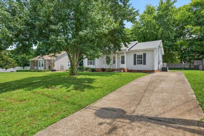 Building Photo - Pet Friendly Three Bedroom!