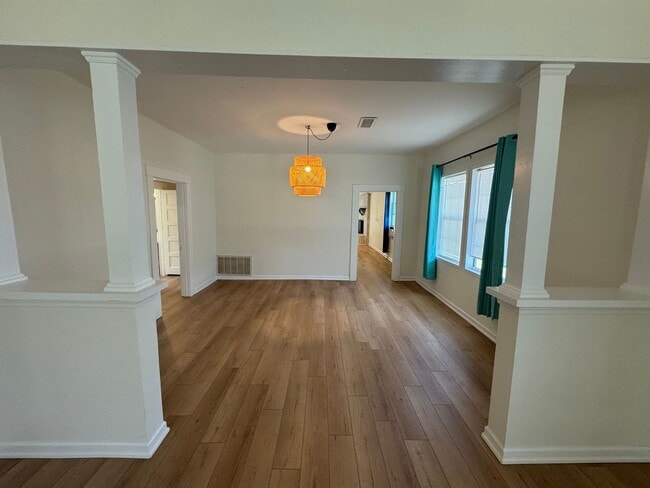 Building Photo - Downtown - Pensacola - 3 bedroom, 2 bathroom