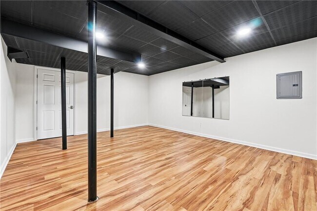 Building Photo - 125 River Park Dr