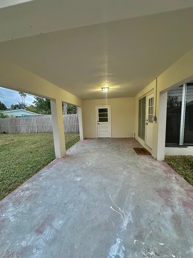 Building Photo - 1050 Nokomis St