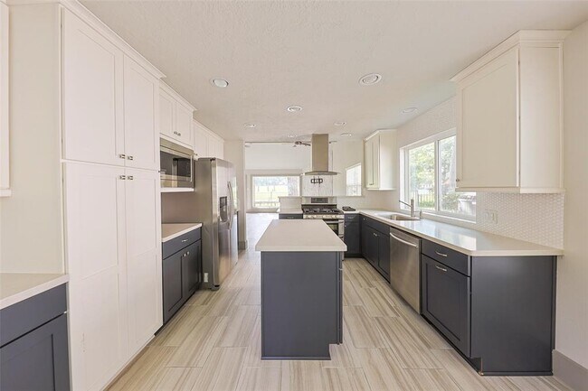Building Photo - 20 N Timber Top Dr