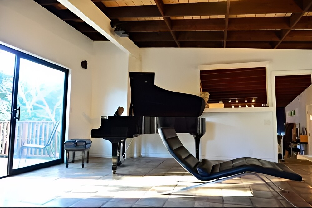 living room leading to second deck - 2366 Nichols Canyon Rd