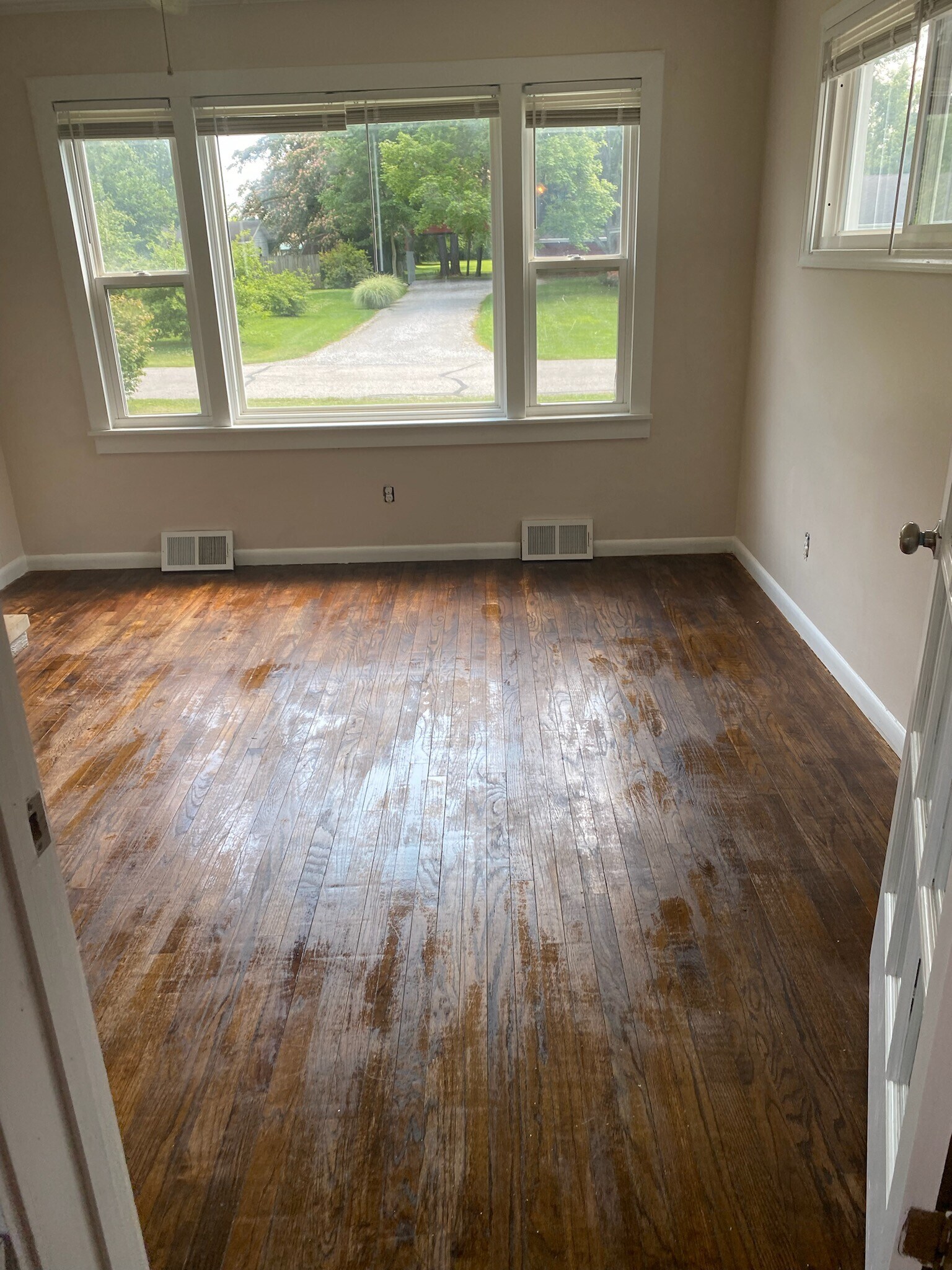 Building Photo - 319 Pleasant St