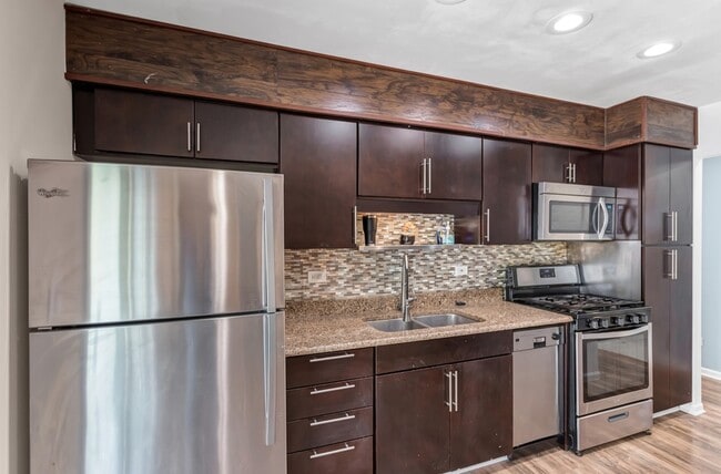 Building Photo - 904 Woodland Dr