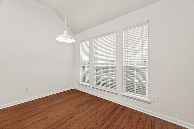 Building Photo - 2015 Waverly Glend Dr