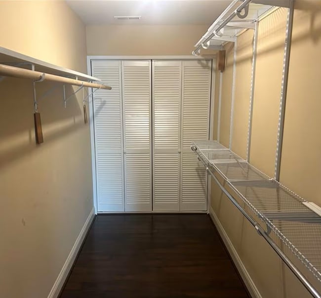 Building Photo - Spacious & Stylish 3 Bedroom, 2 1/2 Bathro...